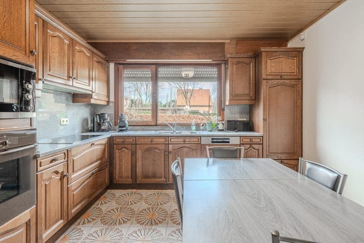 Woning op een ruim perceel van 989 m²