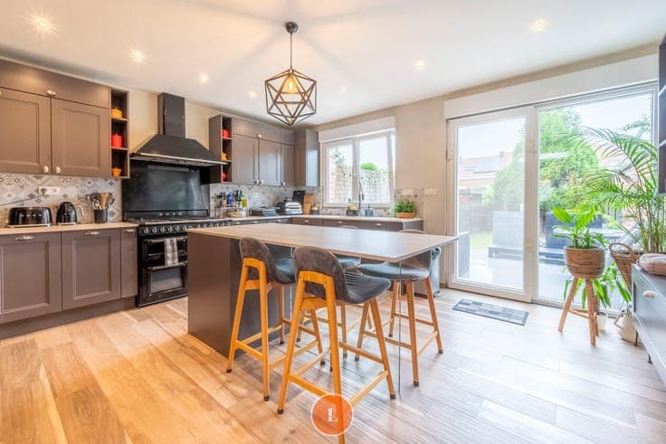 Instapklare woning met 3 slaapkamers, tuin en autostaanpl...