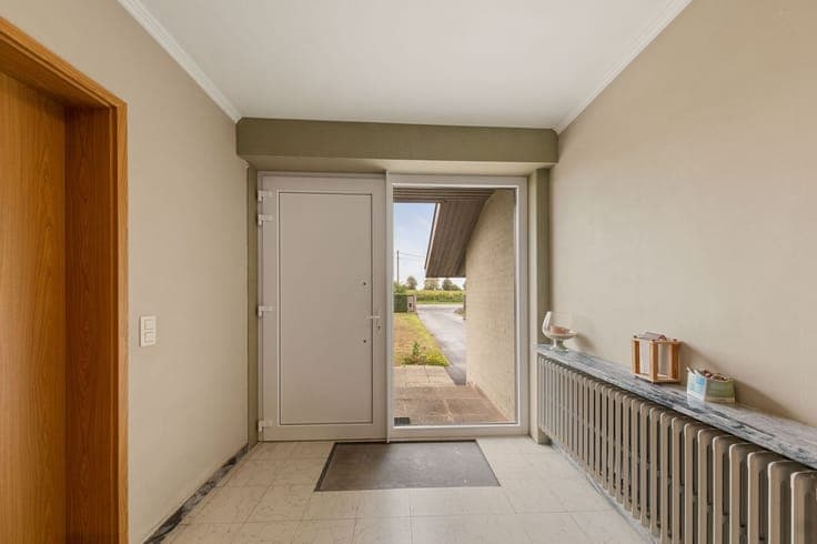 GELIJKVLOERSE GEZINSWONING MET 3 SLAAPKAMERS EN RUIME TUI...