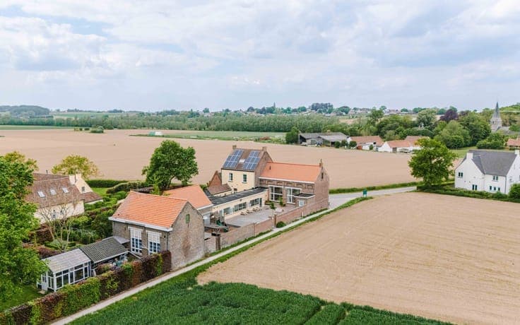 Voormalig schoolgebouw met uitzonderlijk potentieel in het i