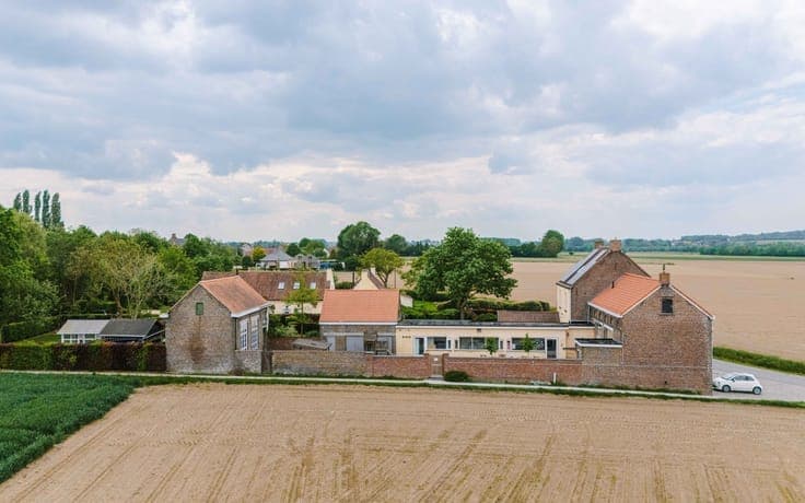 Voormalig schoolgebouw met uitzonderlijk potentieel in het i