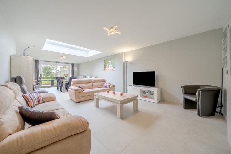 Move-in ready family home with integrated garage and sunny …