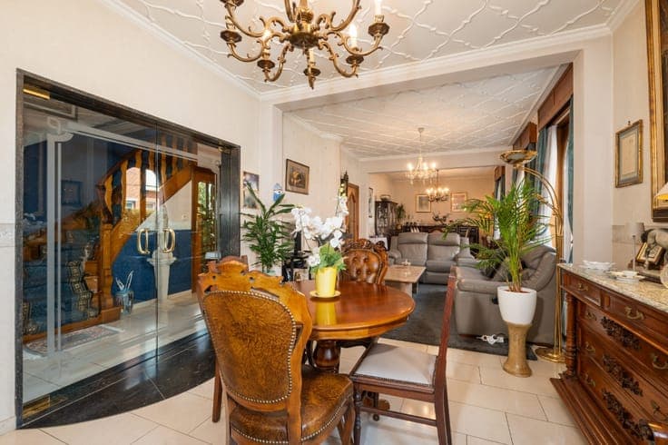 Spacious semi-detached home with 6 garages