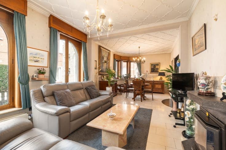 Spacious semi-detached home with 6 garages