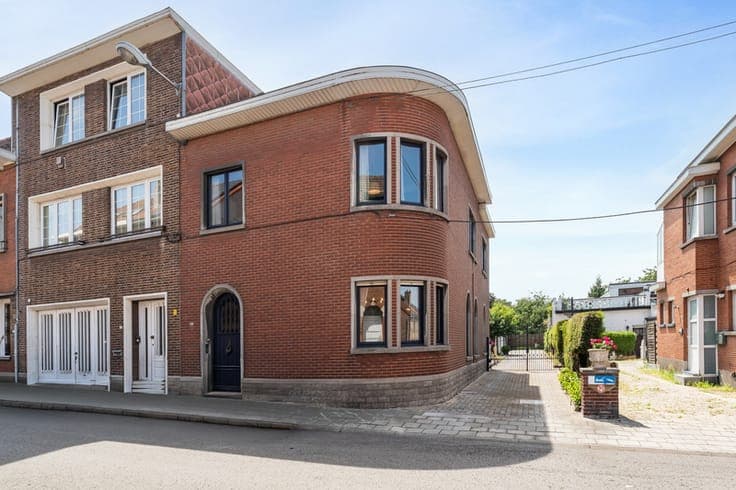 Spacious semi-detached home with 6 garages