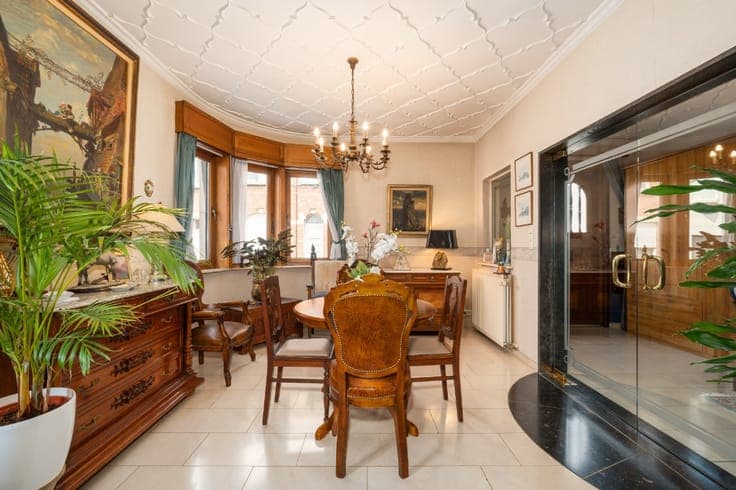 Spacious semi-detached home with 6 garages