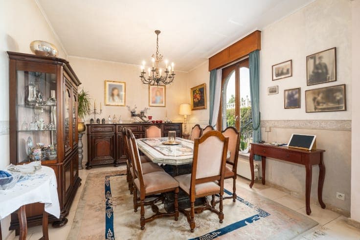 Spacious semi-detached home with 6 garages