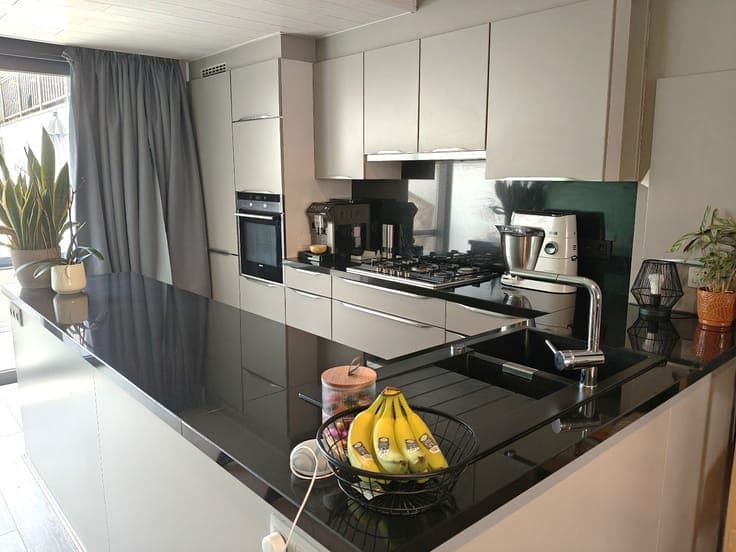 Ready-to-move-in family home with 3 bedrooms, sunny garden,