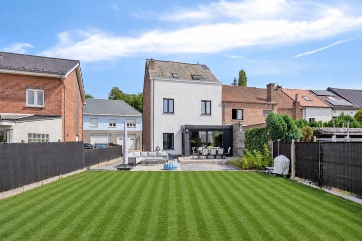 Fully renovated three-facade home in center