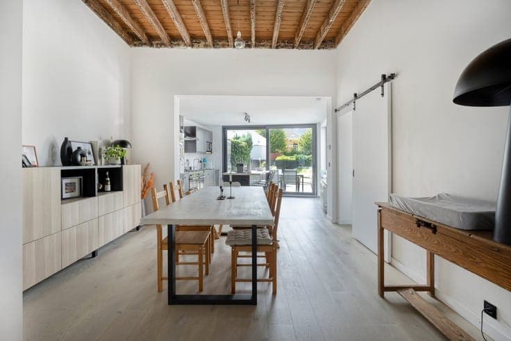 Fully renovated three-facade home in center
