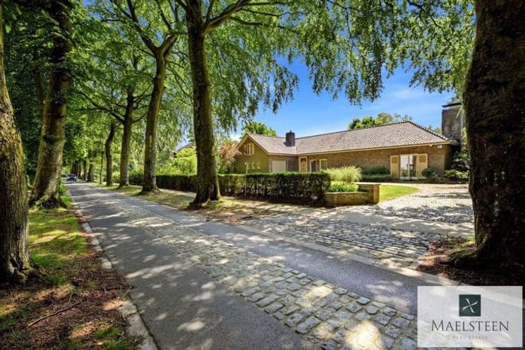 Villa in a Prime Location in Sint-Andries (1.710 m²)