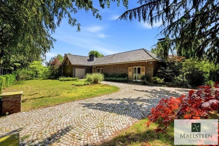 Villa in a Prime Location in Sint-Andries (1.710 m²)