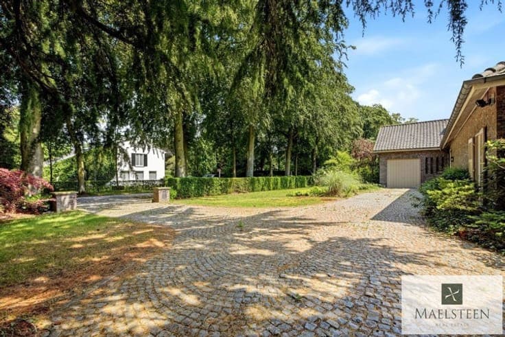 Villa in a Prime Location in Sint-Andries (1.710 m²)