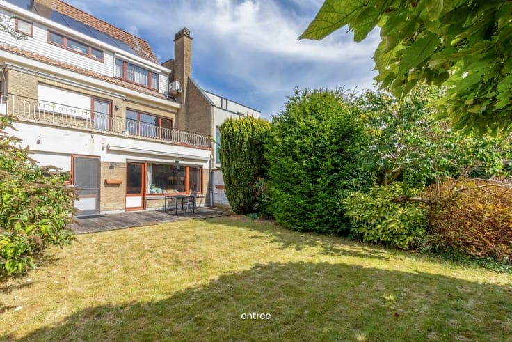 Spacious family home with 4 bedrooms, garage, and garden in