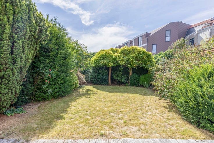 Spacious family home with 4 bedrooms, garage, and garden in