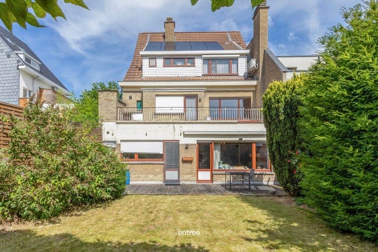 Spacious family home with 4 bedrooms, garage, and garden in