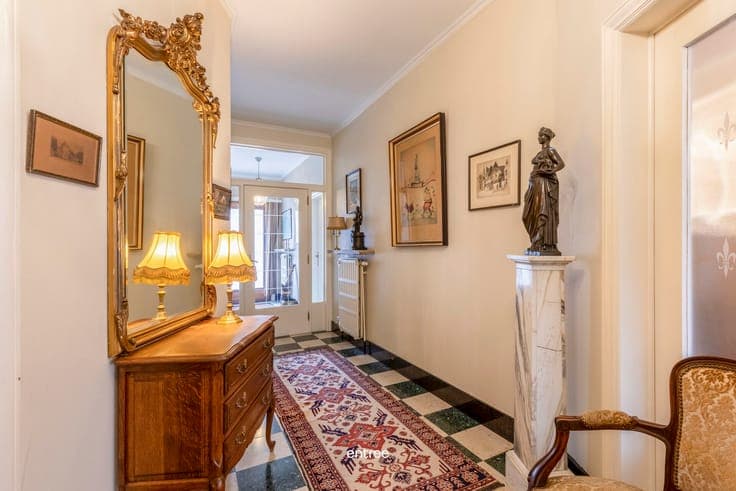 Spacious family home with 4 bedrooms, garage, and garden in