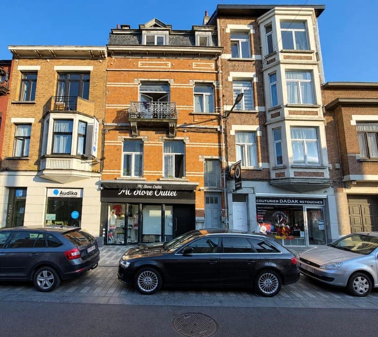 MIXED-USE BUILDING: COMMERCIAL SPACE + 3 APARTMENTS