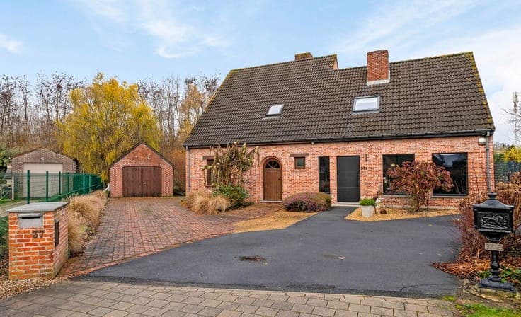 Ruime halfopen gezinswoning met 4 slaapkamers, garage en ...
