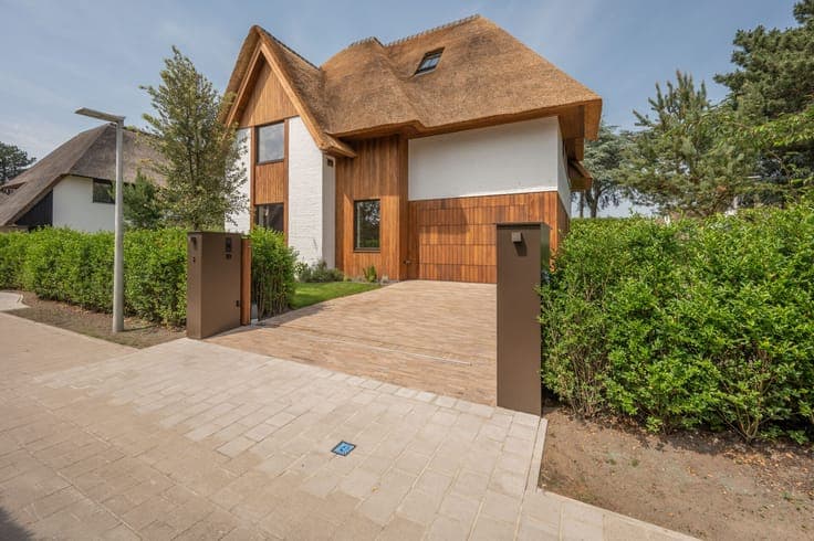 Luxurious new-build villa in a quiet lane alongside the Mage