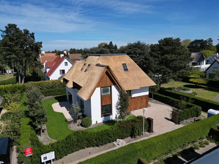 Luxurious new-build villa in a quiet lane alongside the Mage