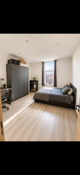 Licensed income property with 4 apartments + rear building