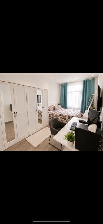 Licensed income property with 4 apartments + rear building