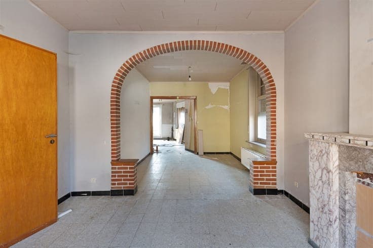 Home to renovate in coveted location in Moortsele
