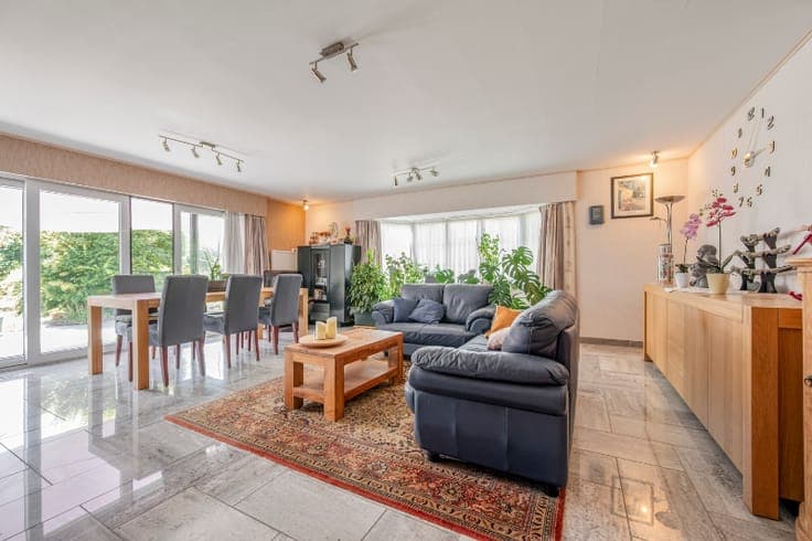 Te koop – Ruime alleenstaande "landwoning "met grote tuin...