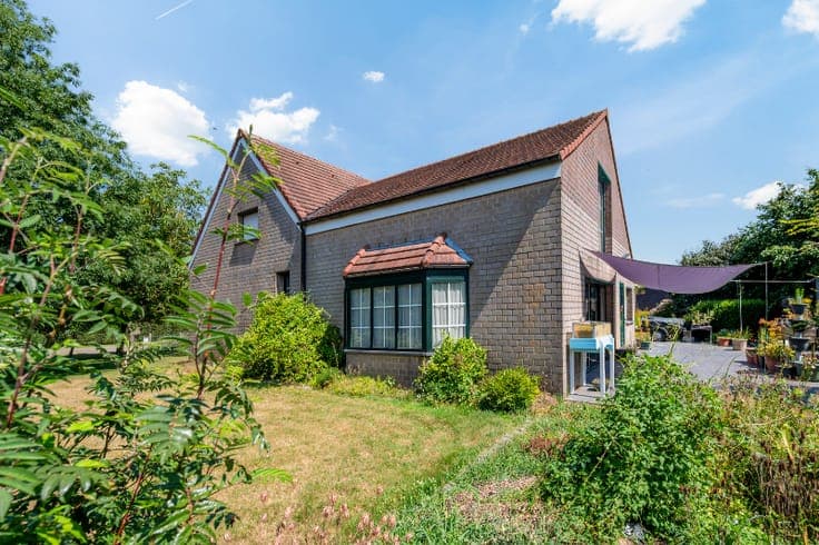Te koop – Ruime alleenstaande "landwoning "met grote tuin...