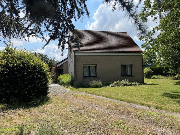 Te koop – Ruime alleenstaande "landwoning "met grote tuin...