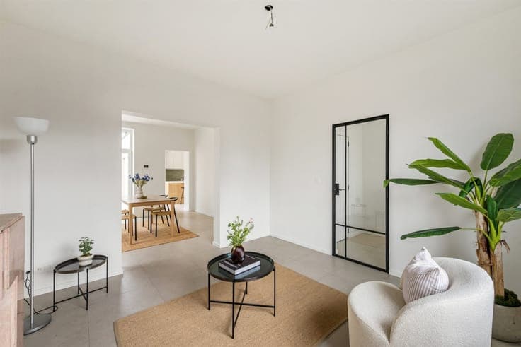 Kwalitatief gerenoveerde woning met 3 slk en leuk terras!