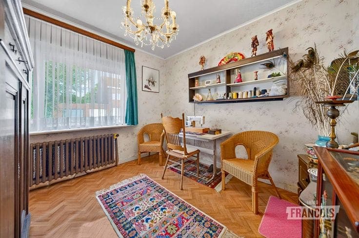 Spacious 4-bedroom bungalow with sunny garden and endless p…
