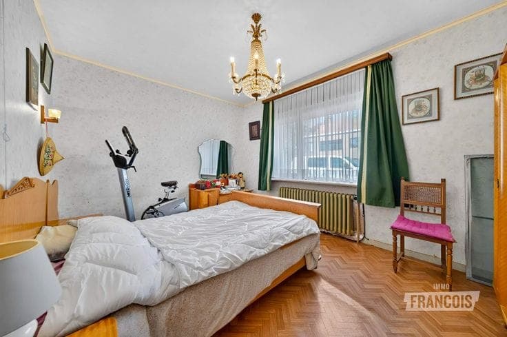 Spacious 4-bedroom bungalow with sunny garden and endless p…