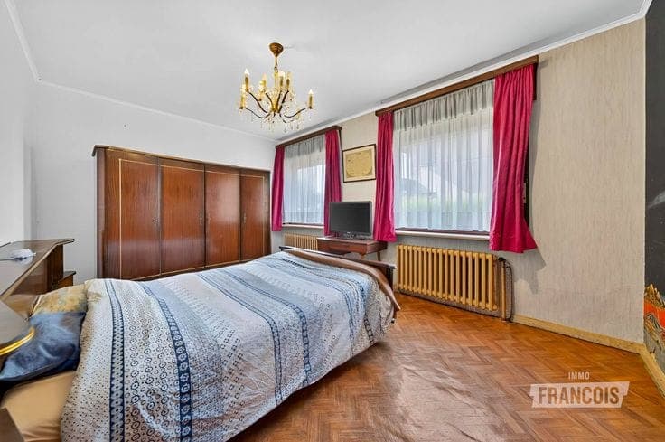 Spacious 4-bedroom bungalow with sunny garden and endless p…
