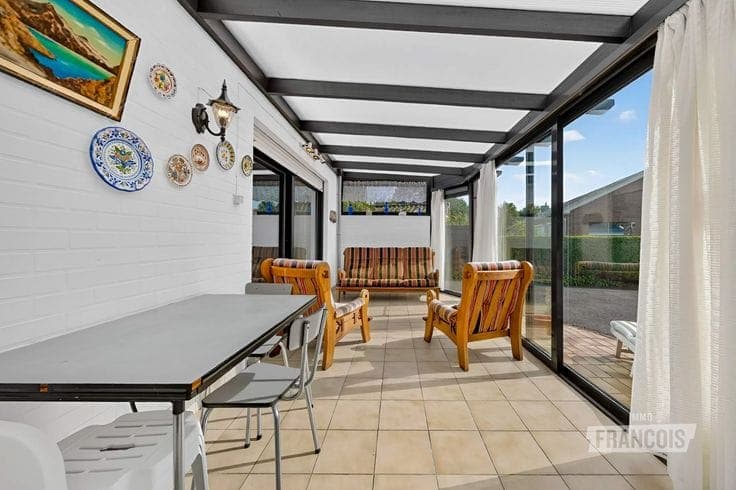 Spacious 4-bedroom bungalow with sunny garden and endless p…