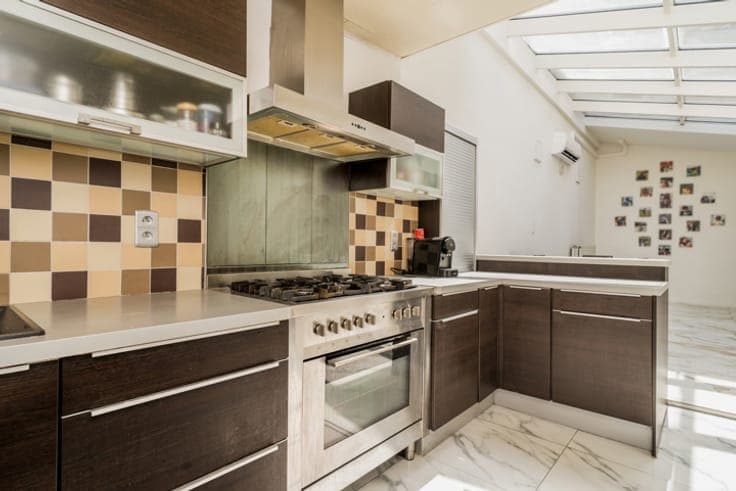Move-in ready house with 5 bedrooms and a sunny garden
