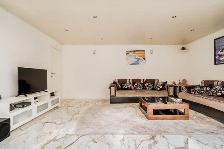Move-in ready house with 5 bedrooms and a sunny garden