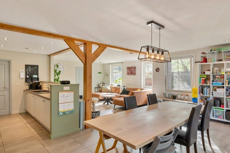 Instapklare halfopen bebouwing met tuin, zonnepanelen en ...