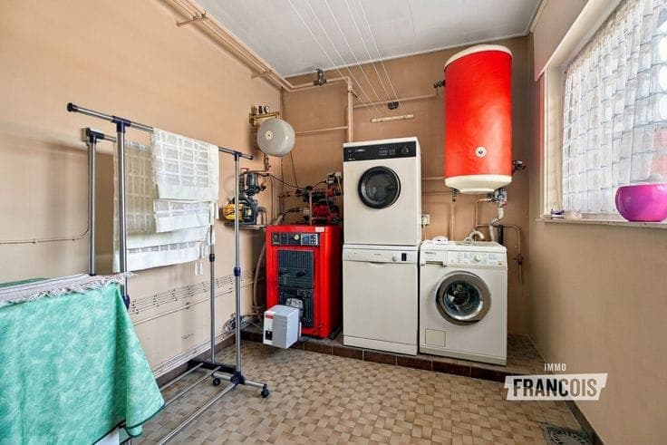 Spacious house with a large shed for sale in Krombeke!