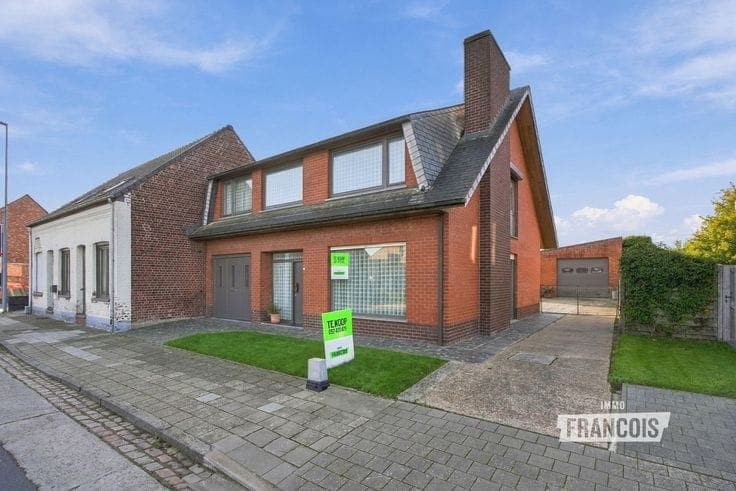 Spacious house with a large shed for sale in Krombeke!
