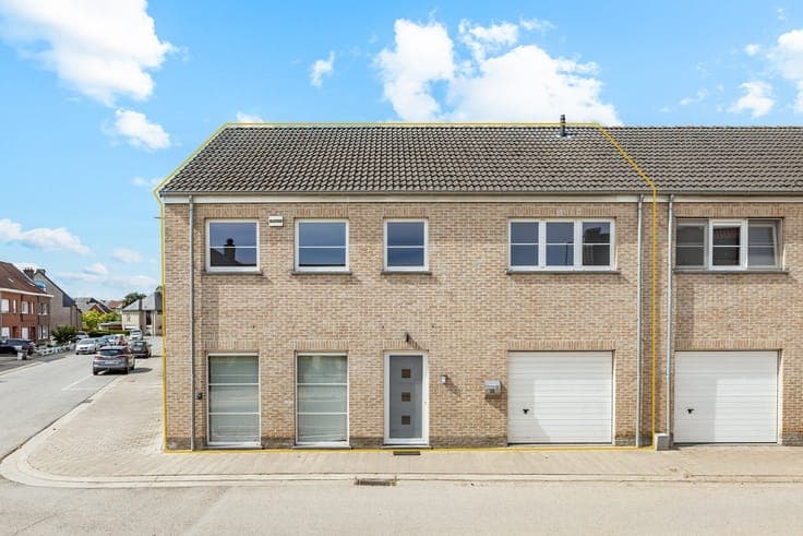 Instapklare halfopen bebouwing met 3 slaapkamers, zonnepanel