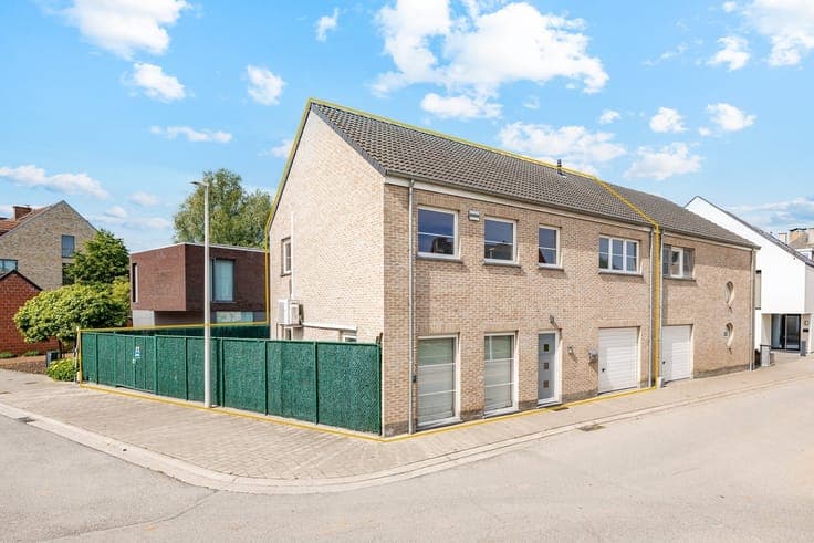 Instapklare halfopen bebouwing met 3 slaapkamers, zonnepanel