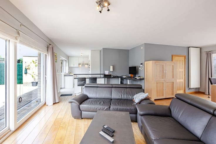Instapklare halfopen bebouwing met 3 slaapkamers, zonnepanel
