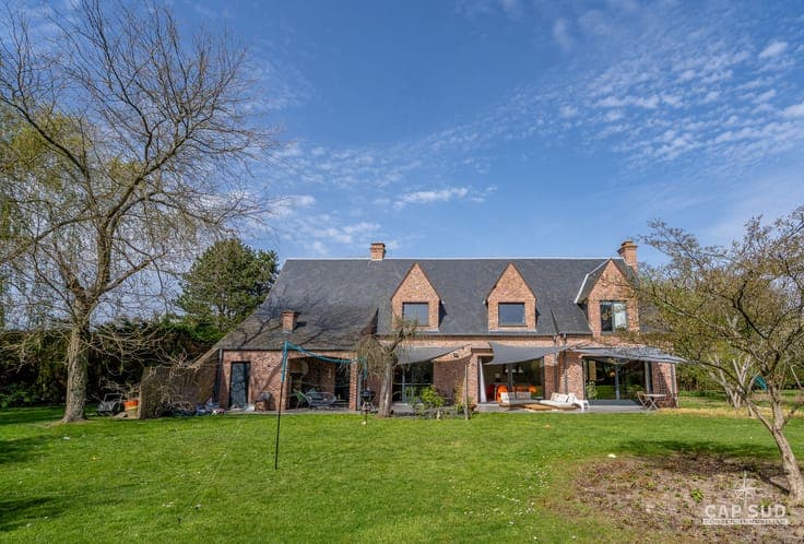 Prime location. Spacious villa, 5 bedroom + office.