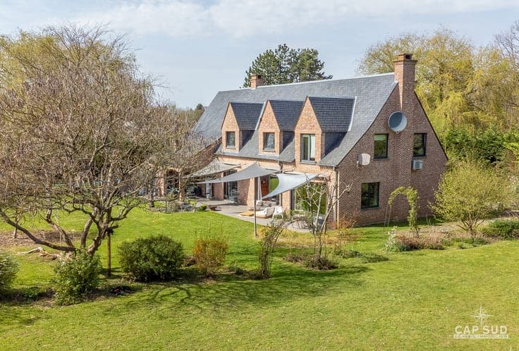 Prime location. Spacious villa, 5 bedroom + office.