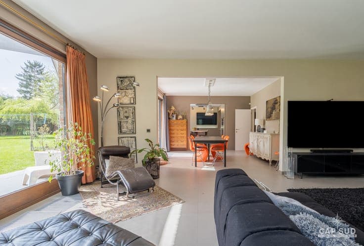 Prime location. Spacious villa, 5 bedroom + office.