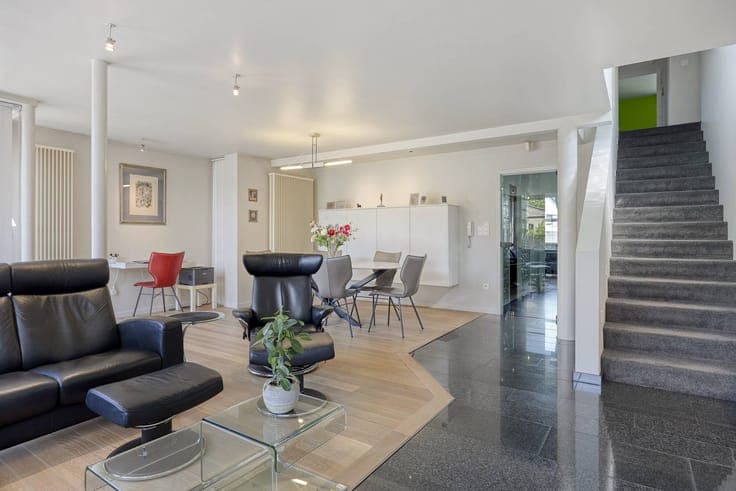 Spacious semi-detached house with swimming pool and 5 bedroo