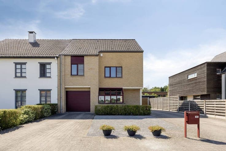 Spacious semi-detached house with swimming pool and 5 bedroo