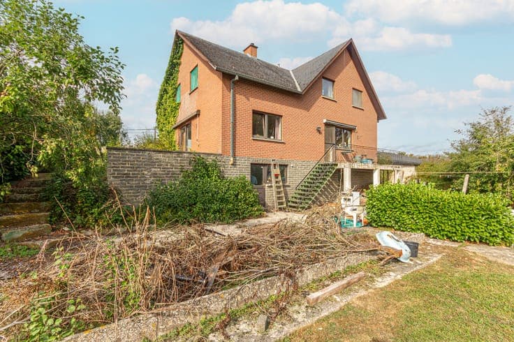 3-bedroom villa with a yard and a garage, in need of renovat